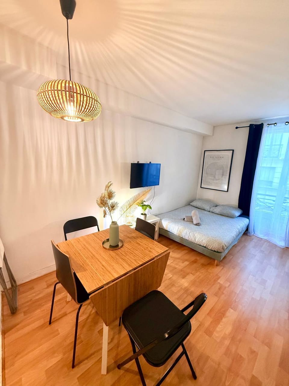 Bed, Photo of the whole room, Dining area