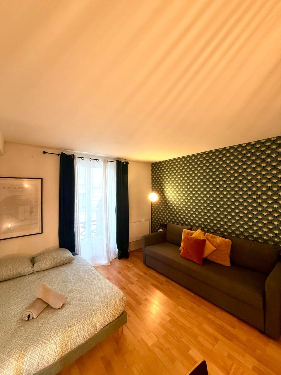Bed, Living room, Photo of the whole room, Seating area