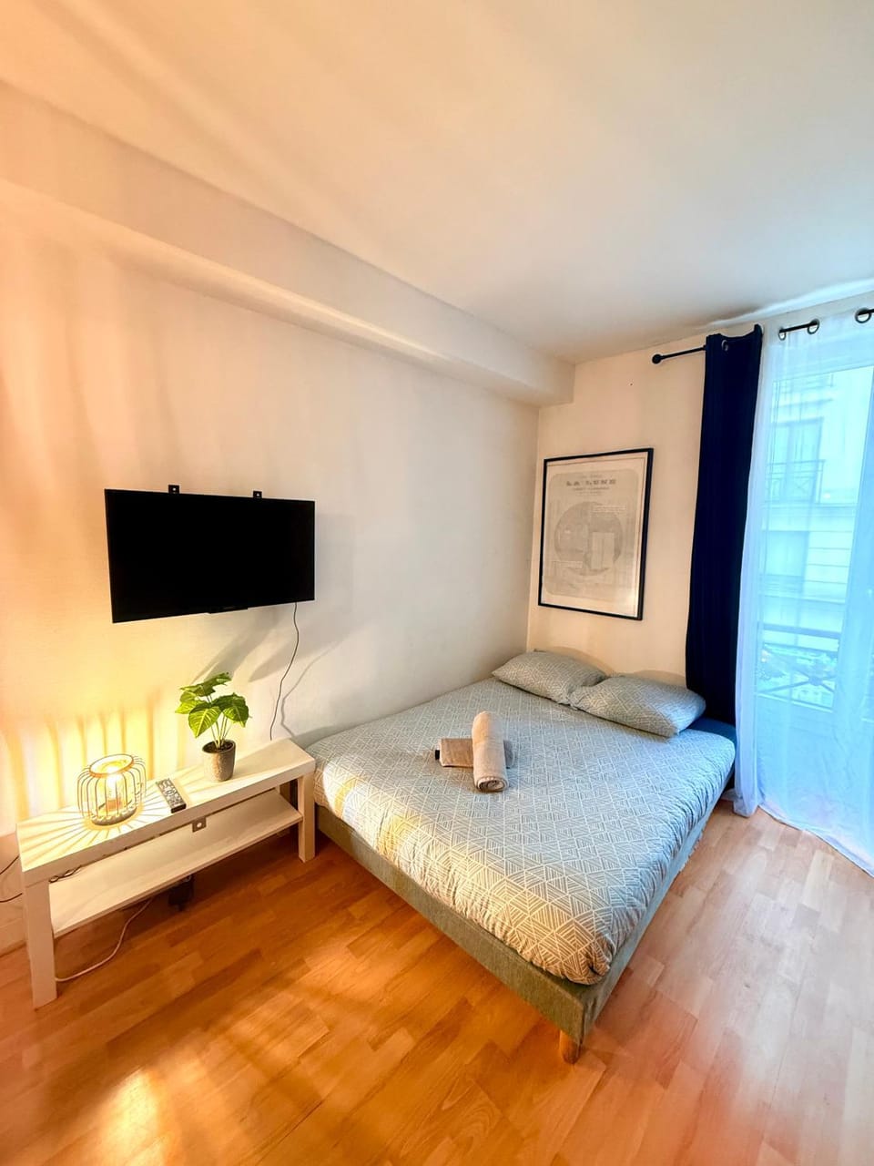 Bed, TV and multimedia, Photo of the whole room, towels