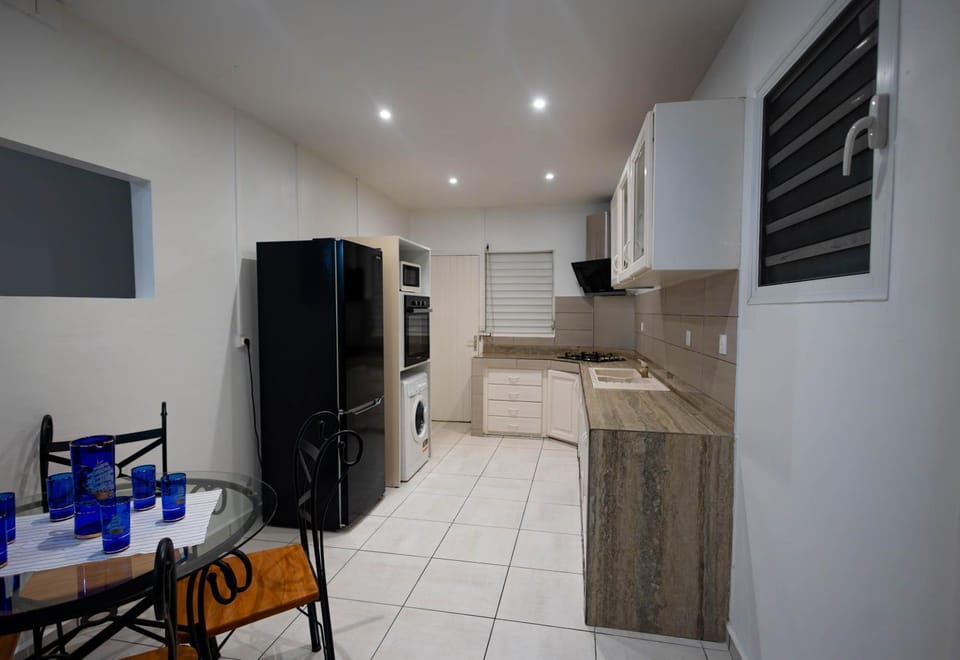 Kitchen or kitchenette, Dining area, oven