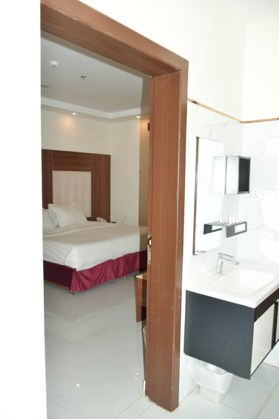 Bed, TV and multimedia, Photo of the whole room, Bedroom, hair dresser, towels
