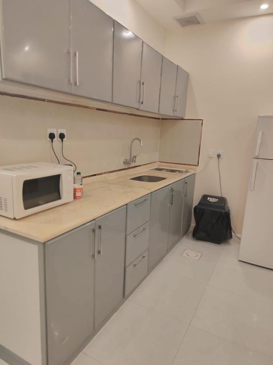 Kitchen or kitchenette, minibar, stove