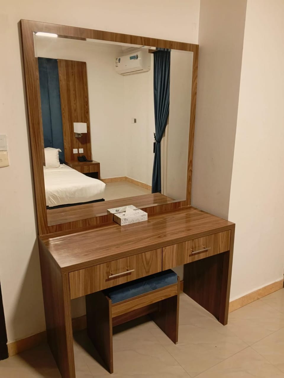 Photo of the whole room, Bedroom, wardrobe