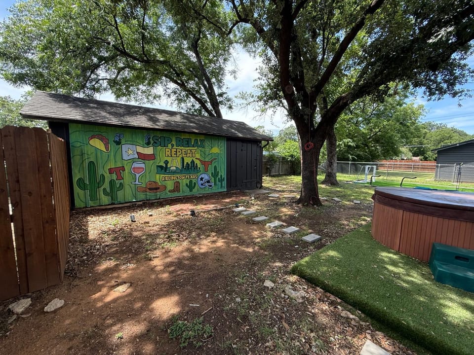 4 min to AT&T & Rangers Stadium, Close to Airport, Sauna, Gym, Pool Table House in Arlington