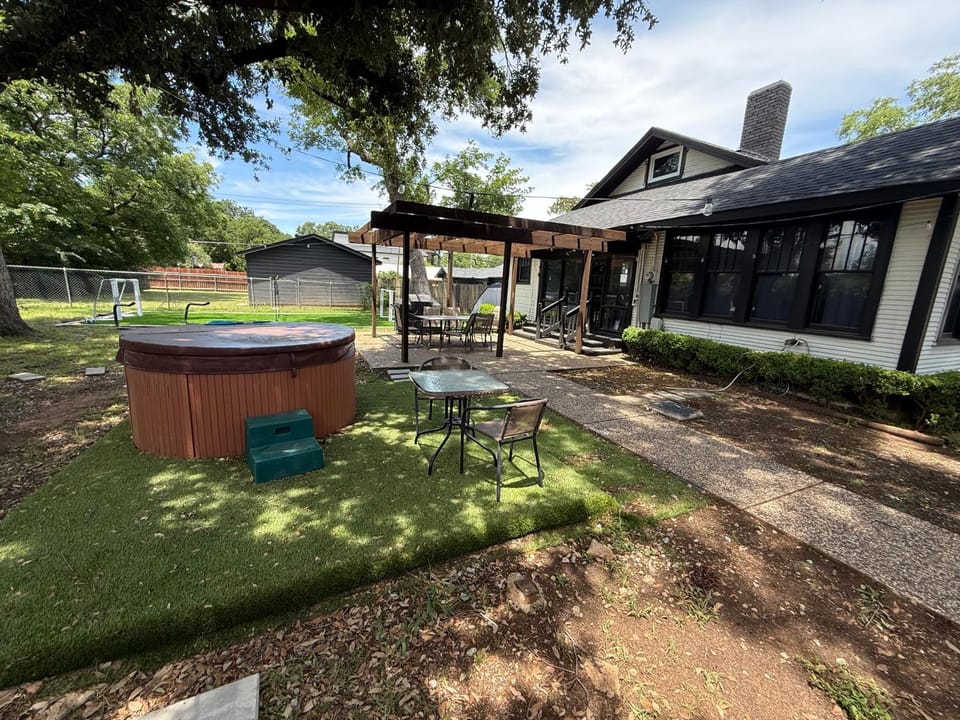 4 min to AT&T & Rangers Stadium, Close to Airport, Sauna, Gym, Pool Table House in Arlington