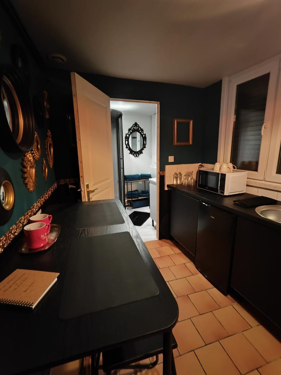 Kitchen or kitchenette, Dining area, microwave