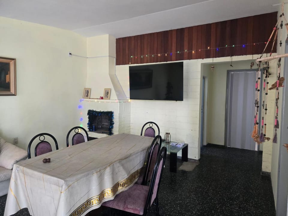 TV and multimedia, Seating area, Dining area