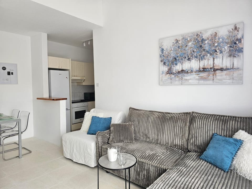 Newly Renovated Venus beach 500 m Gated REGINAgardens1, license oo11363 Apartment in Paphos