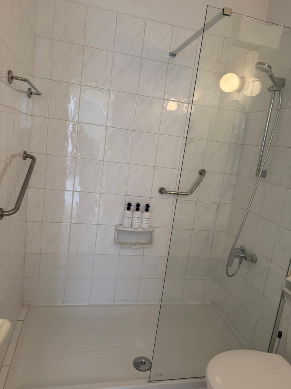 Newly Renovated Venus beach 500 m Gated REGINAgardens1, license oo11363 Apartment in Paphos