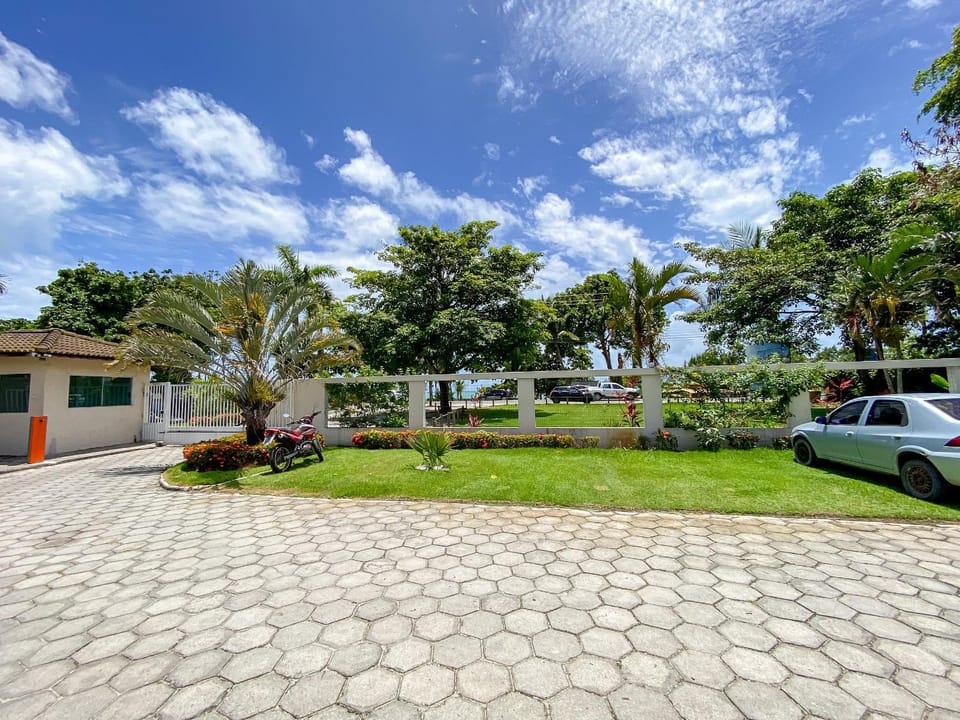 Apto em condomínio frete a paria do Mutá (atravessou a rua ta na praia) Apartment in State of Bahia