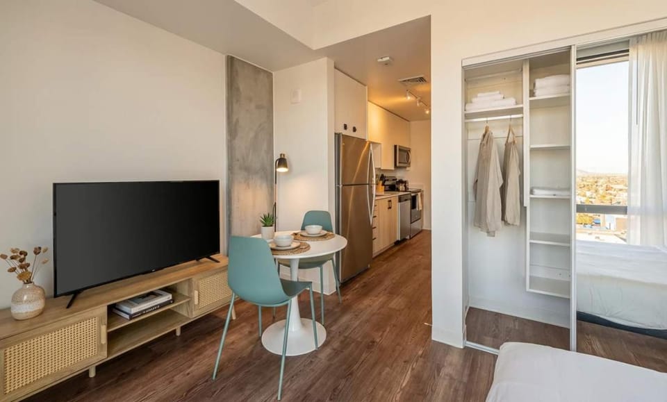 Boulevard Stays Studio Retreat Pool Gym & Parking Included 1 Apartment in Phoenix