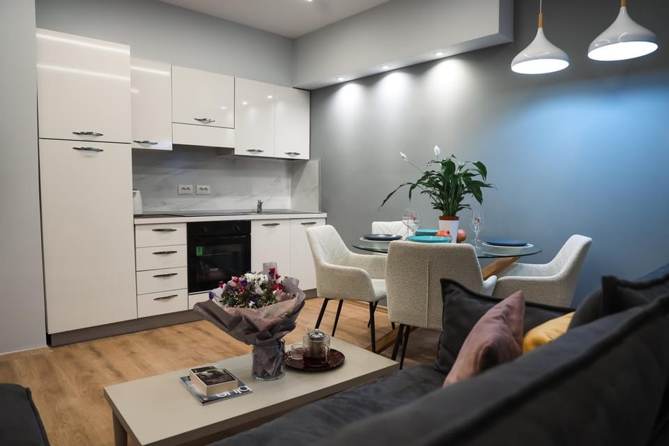 Kitchen or kitchenette, Living room, Seating area, Dining area, minibar, pet friendly, stove
