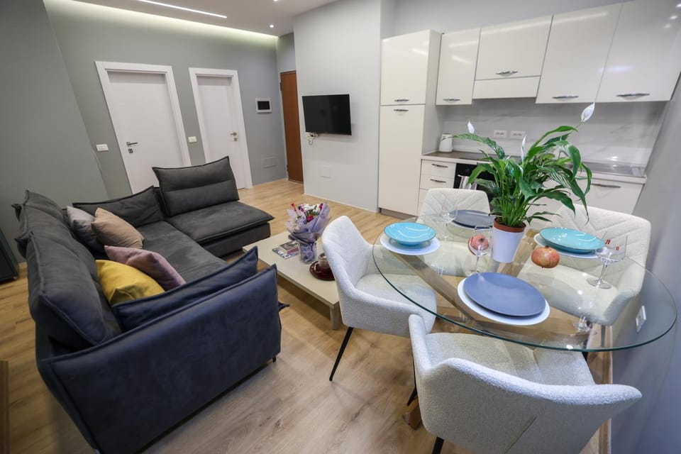 TV and multimedia, Kitchen or kitchenette, Living room, Seating area, Dining area