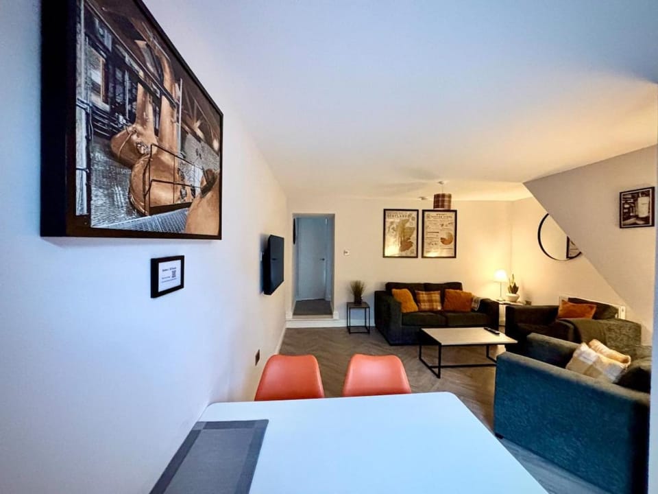 TV and multimedia, Living room, Photo of the whole room, Decorative detail, Decorative detail, Seating area, Dining area