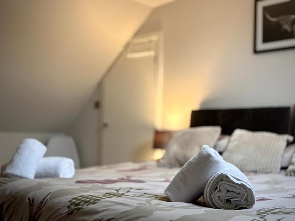 Bed, Bedroom, towels