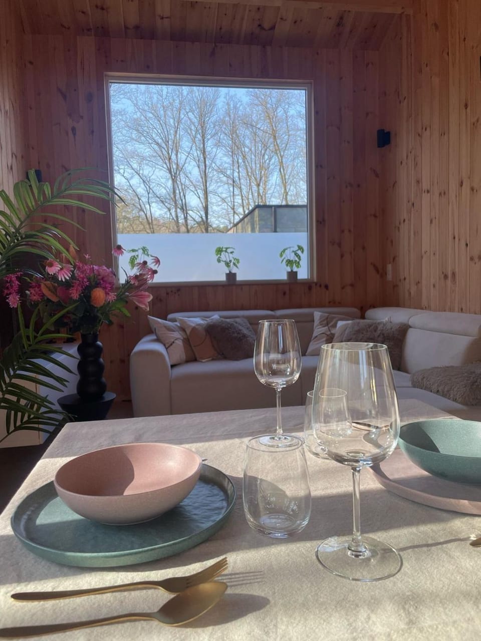 Living room, Food and drinks, Seating area, Dining area