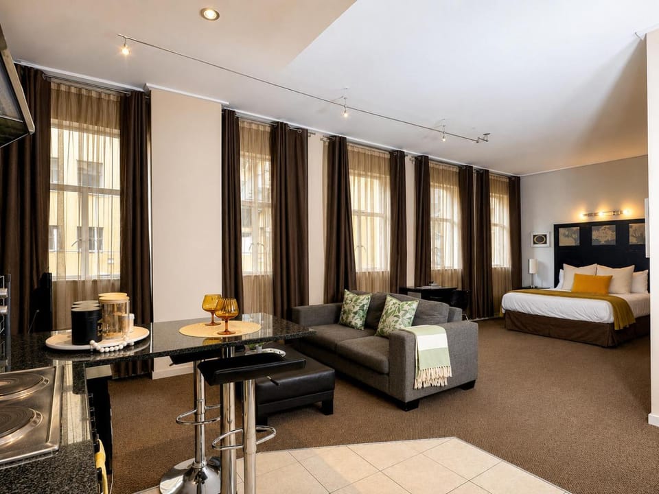 Bed, TV and multimedia, Living room, Photo of the whole room, Seating area, Bedroom