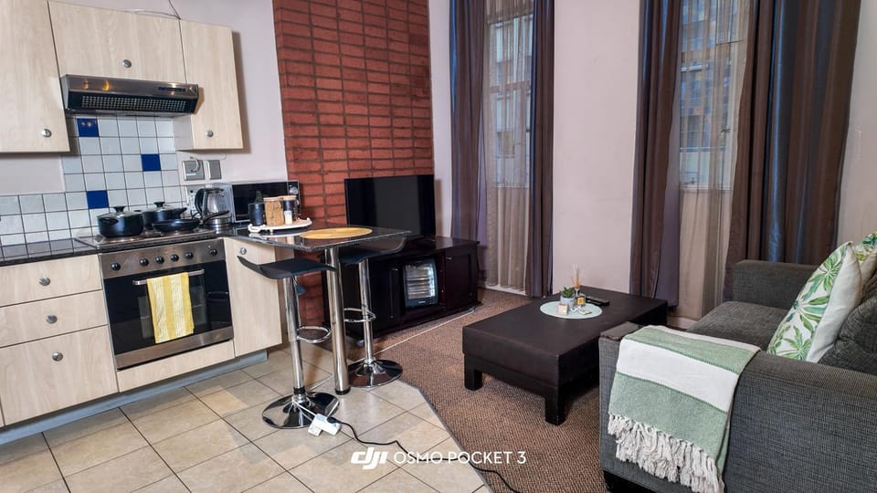 TV and multimedia, Coffee/tea facilities, Kitchen or kitchenette, Living room, Seating area, Dining area, oven, stove