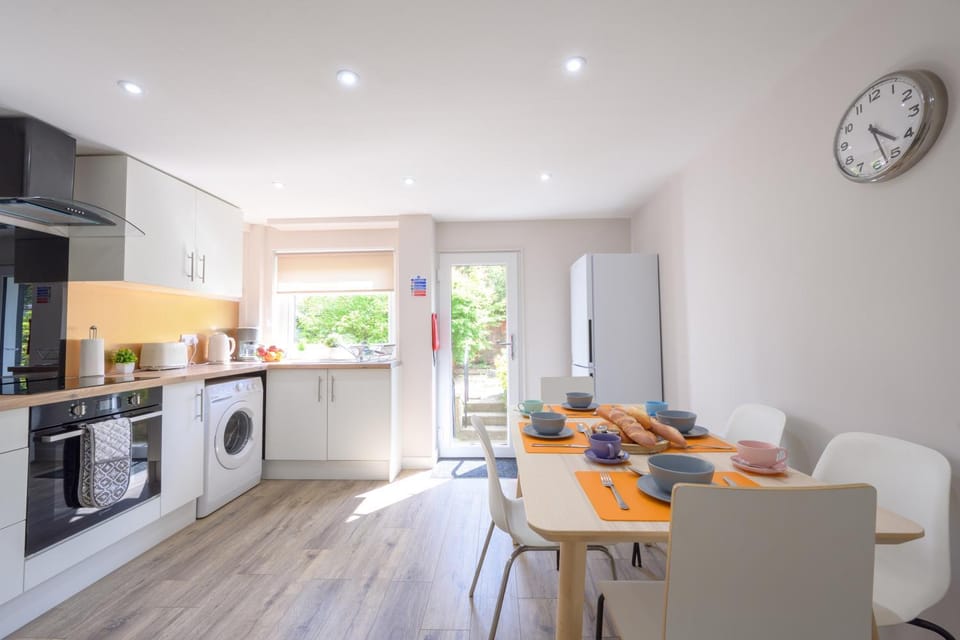 Coffee/tea facilities, Kitchen or kitchenette, Dining area, dishwasher, oven, pet friendly, stove, toaster