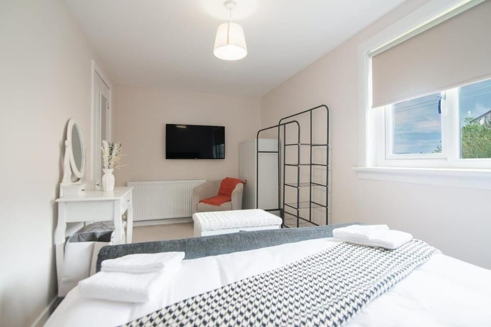 Bed, TV and multimedia, Bedroom, hair dryier, towels, towels