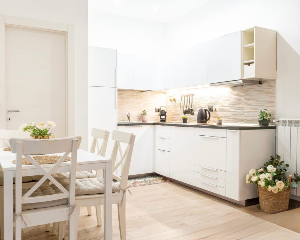 Kitchen or kitchenette, Dining area, stove