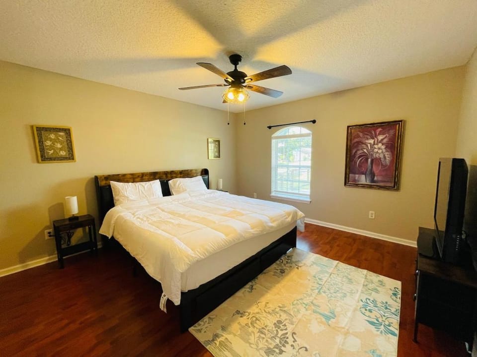 Bed, TV and multimedia, Bedroom