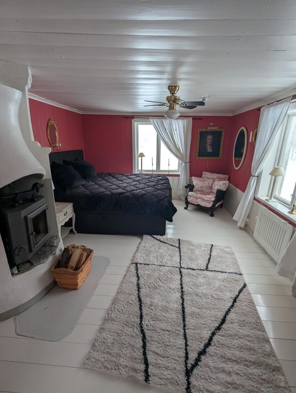 Bedroom, fireplace
