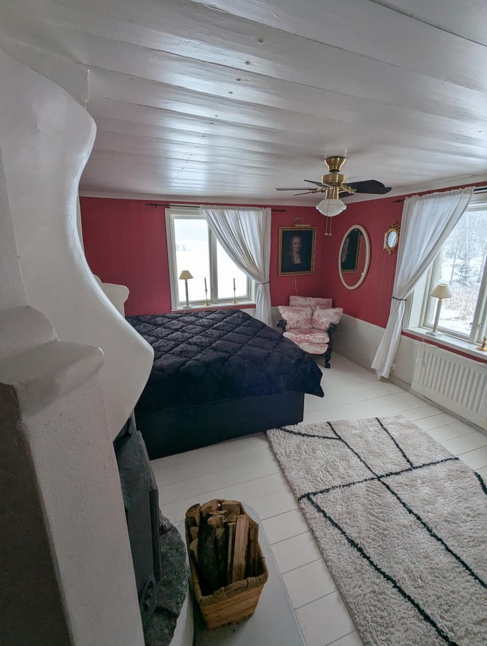 Bedroom, fireplace