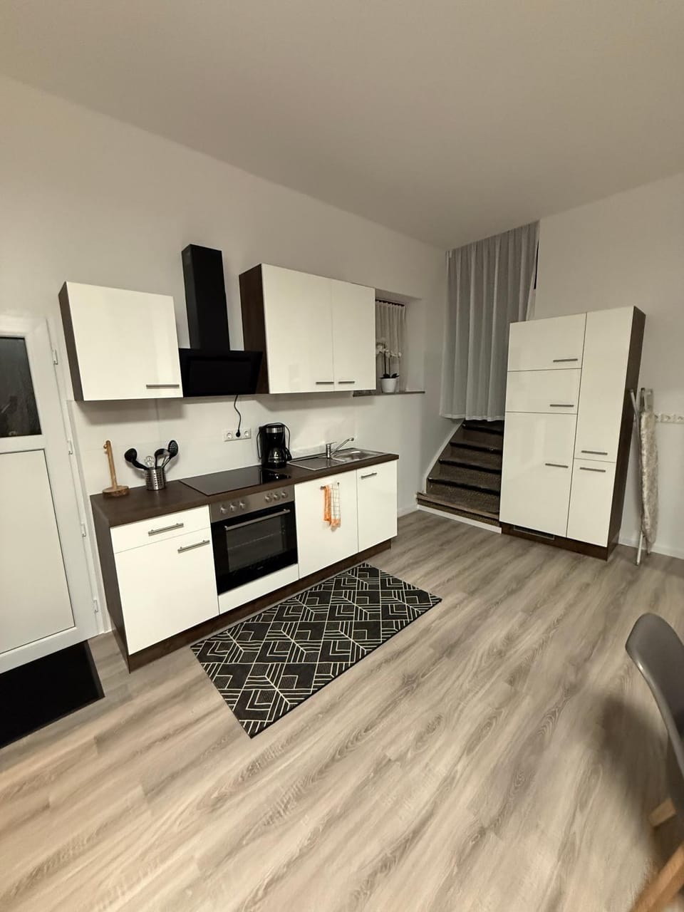 Kitchen or kitchenette, dishwasher, stove
