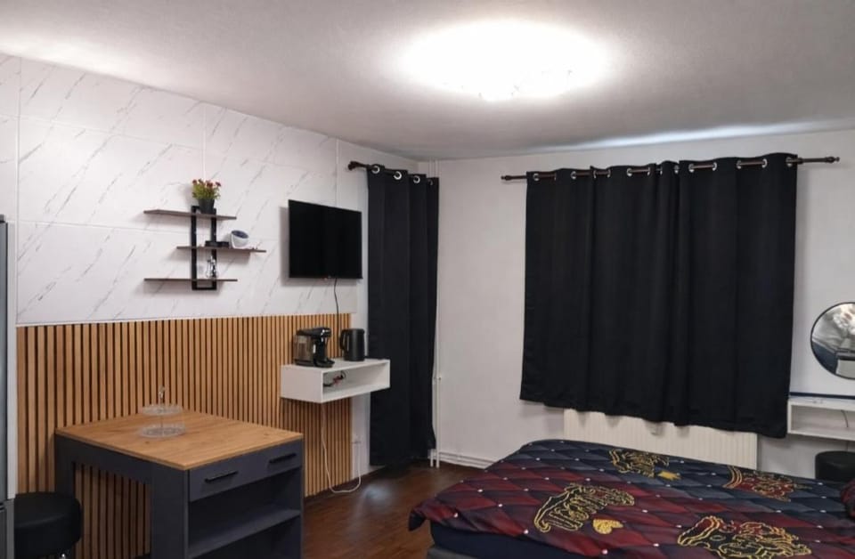 CityNest O5 Midnight Crown Suite Apartment in Hanover