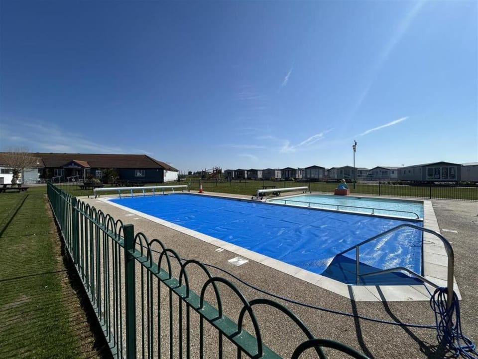 Seaview Holiday Park - 2 bedroom sleeps 6 Family & Pet friendly House in Whitstable