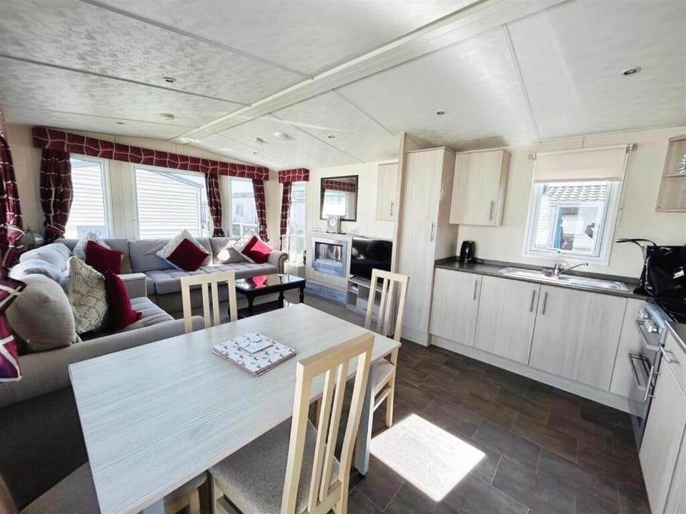 Seaview Holiday Park - 2 bedroom sleeps 6 Family & Pet friendly House in Whitstable