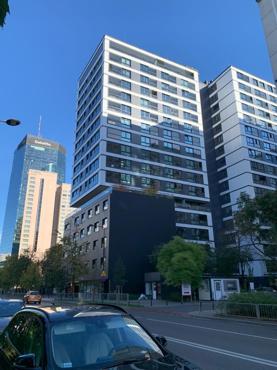 Property building, Day, Neighbourhood, Location, Parking