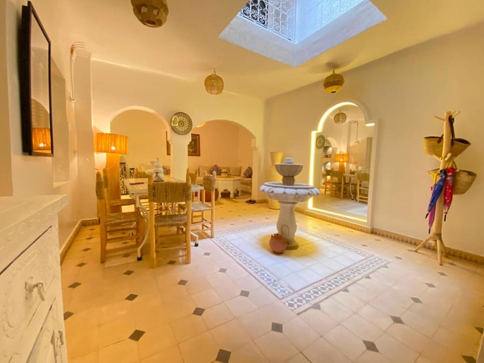 Seating area, Dining area