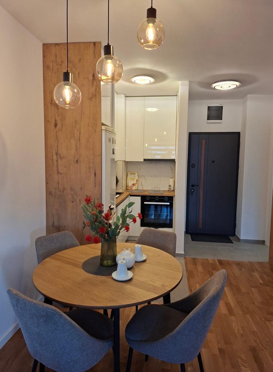 Kitchen or kitchenette, Dining area, minibar, oven, stove