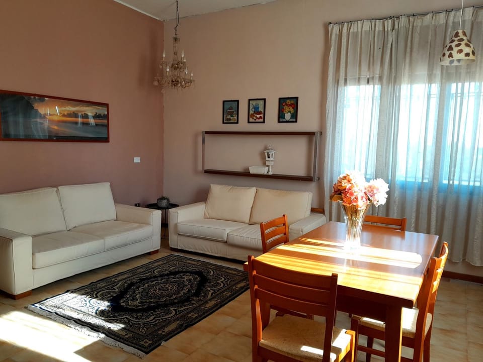 Communal lounge/ TV room, Living room, Seating area