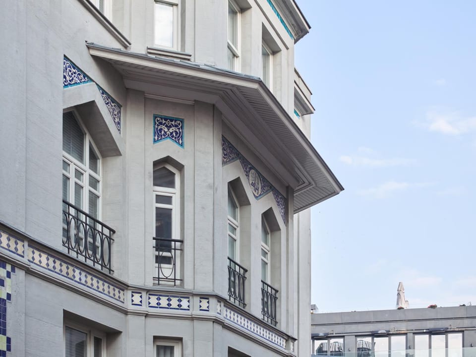 Property building, Facade/entrance, Day