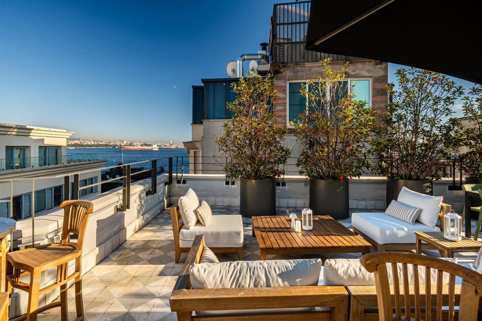 Property building, Balcony/Terrace, Balcony/Terrace, Sea view
