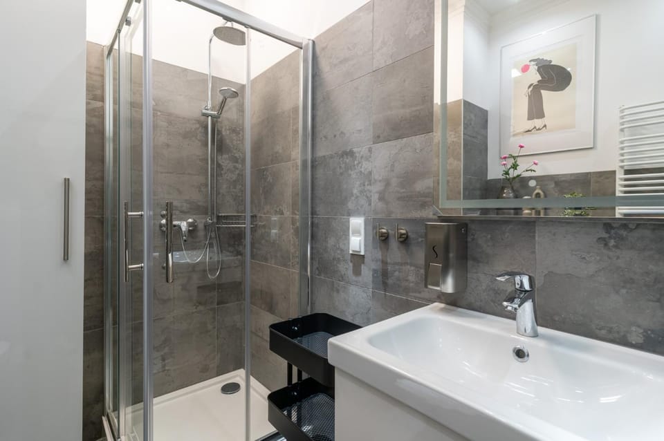 Shower, Bathroom, towels