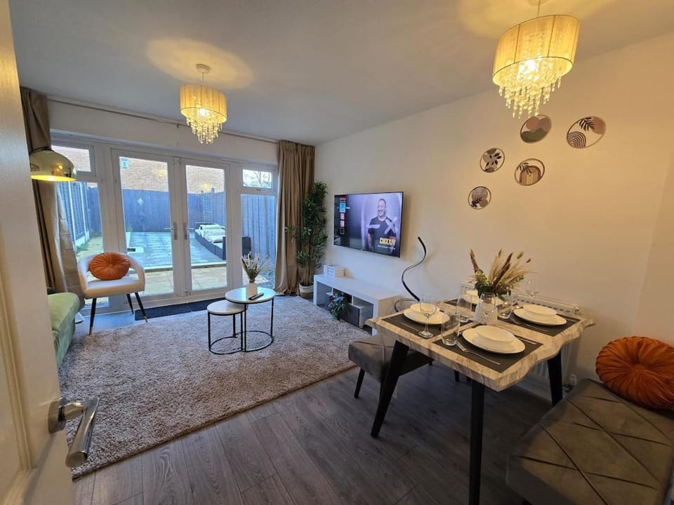 TV and multimedia, Living room, Seating area, Dining area