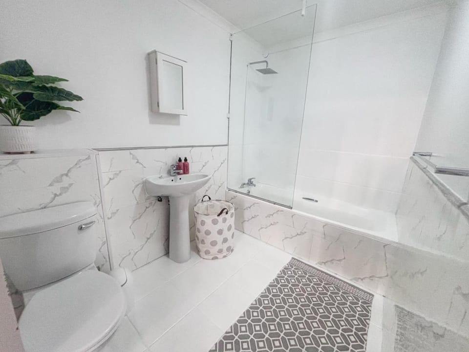 Shower, Toilet, Bathroom, Bath, towels