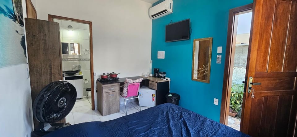 Bed, TV and multimedia, Photo of the whole room, Bedroom, minibar, stove, air conditioner