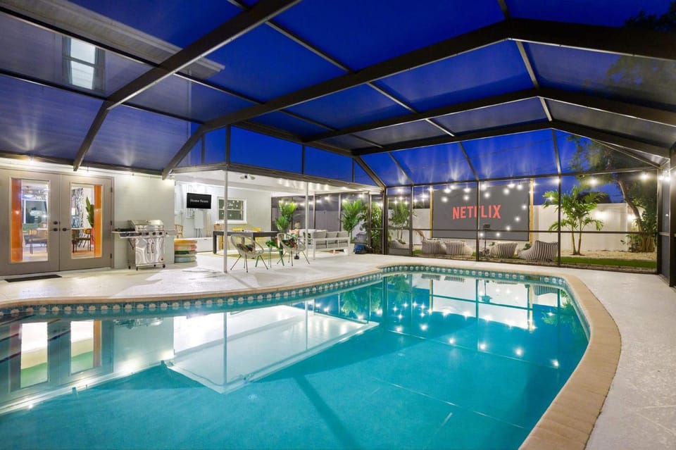 Epic Backyard - Pool - Hot Tub - Outdoor Theatre House in Bradenton