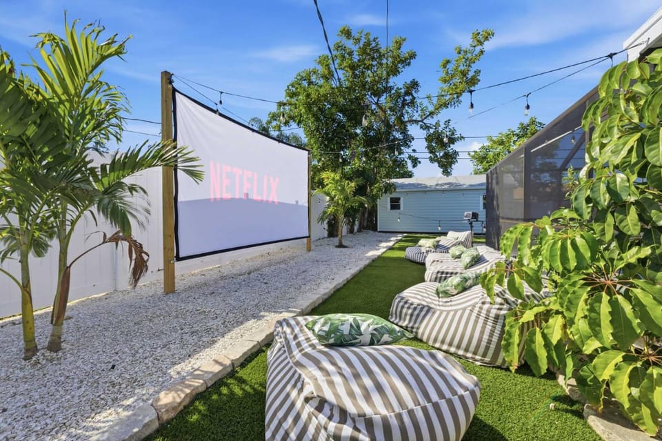 Epic Backyard - Pool - Hot Tub - Outdoor Theatre House in Bradenton