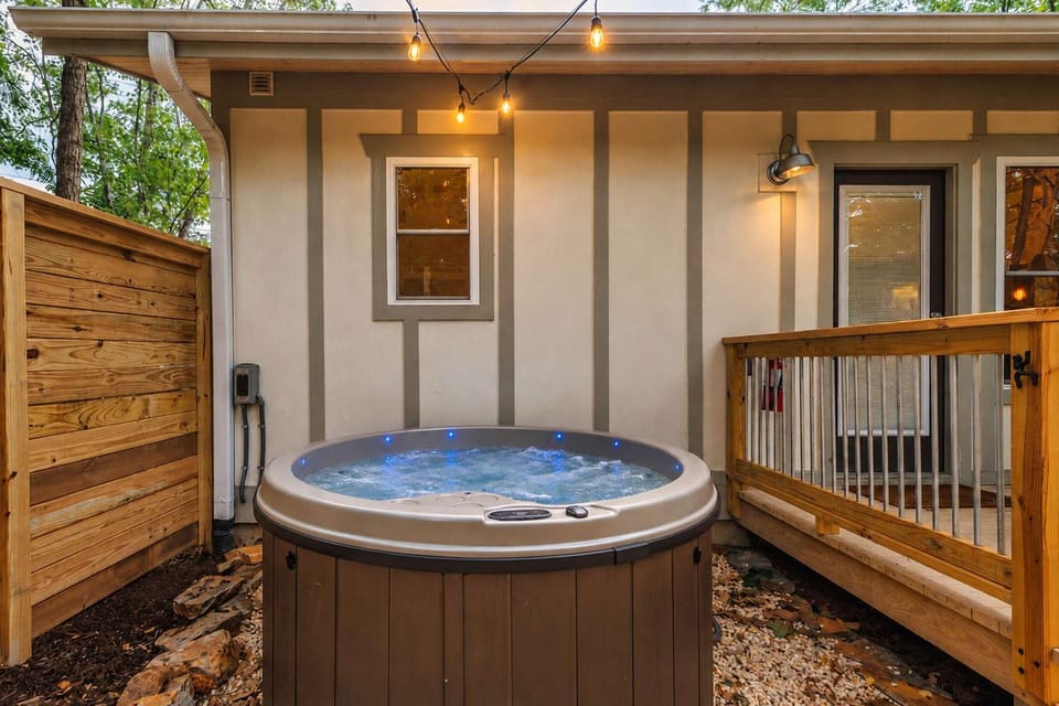Steps Away Cottage - Hot Tub Fire Pit Downtown Family Friendly House in Waynesville