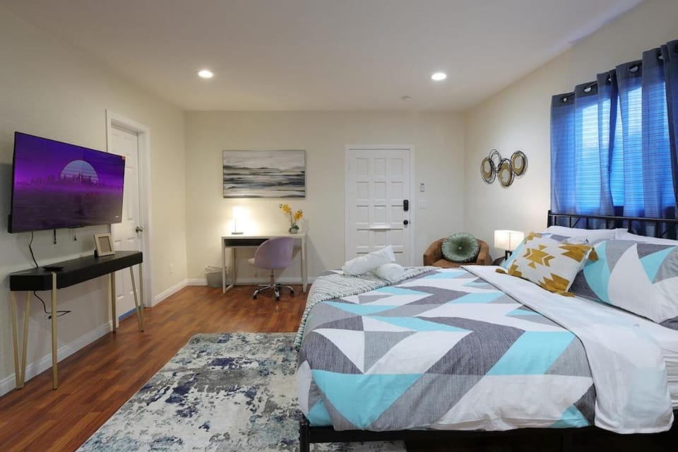 Modern Oasis Studio - near LAX, SoFi, USC, DTLA Apartment in View Park-Windsor