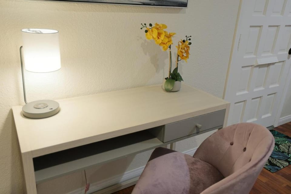 Modern Oasis Studio - near LAX, SoFi, USC, DTLA Apartment in View Park-Windsor