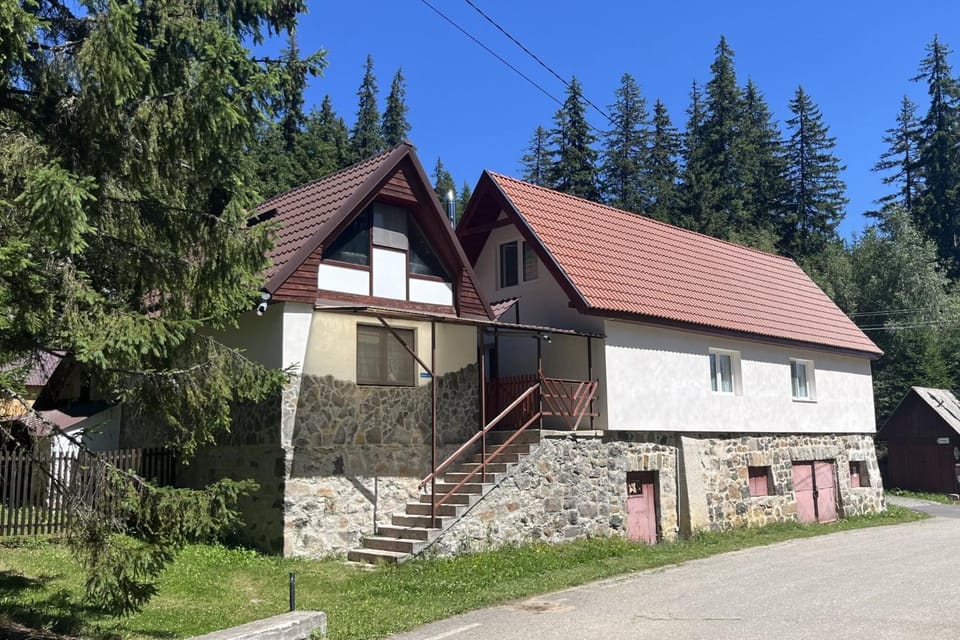 Fenyő Apartman House in Romania