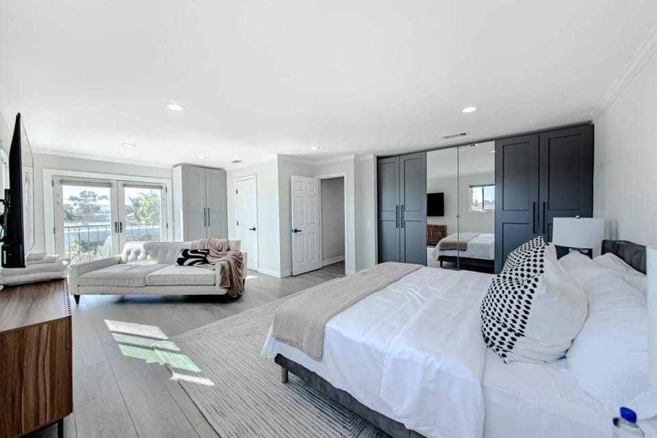 Modern 5 Bed with Guest House & Pool West Hollywood House in West Hollywood
