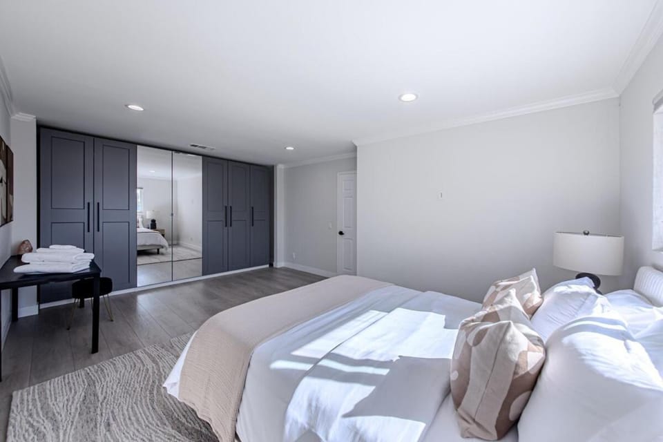 Modern 5 Bed with Guest House & Pool West Hollywood House in West Hollywood